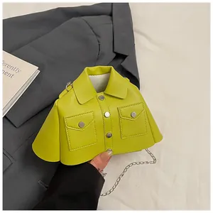 Dettaglio borsa a tracolla verde neon a forma di giacca con catena e trama in pelle