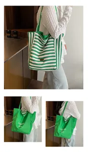 Détails du grand cabas en toile rayée et du sac à bandoulière en nylon vert vif