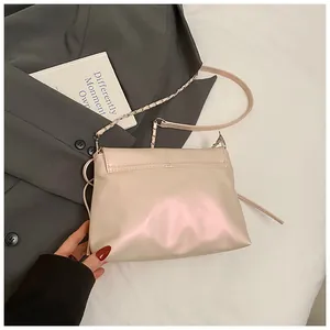 Detail van de parelmoer geplooide cloud bag met kettingriem op een elegante achtergrond