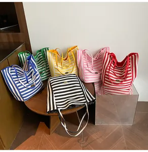 Groupe de sacs fourre-tout en toile à rayures colorées avec étiquettes en cuir