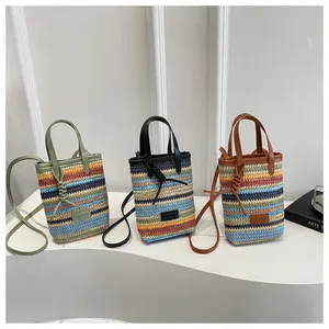 Trois sacs de téléphone tissés à rayures colorées avec poignées en cuir sur socle