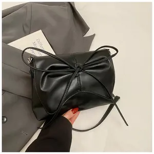 Detailopname van zwarte PU-leren handtas met elegante strik en geplooide textuur afwerking