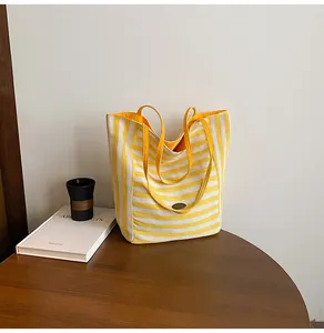 Grand sac cabas à rayures jaunes et blanches avec anses tissées robustes