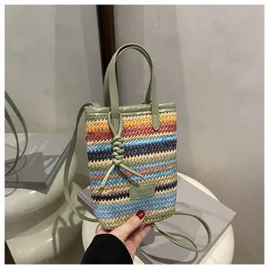 Mini sac cabas tressé arc-en-ciel avec garniture en cuir vert clair et patch mode