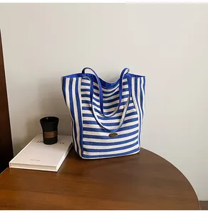 Sac fourre-tout en toile à rayures bleues et blanches avec bandoulière et logo