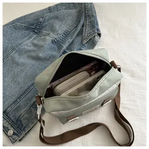 Detail van de mintgroene crossbodytas met opbergruimte voor telefoon en portemonnee