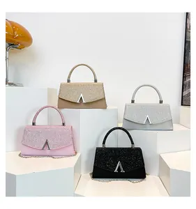 Mini sacs à paillettes en quatre couleurs avec fermoir en V et bandoulière chaîne