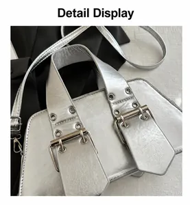 Detailansicht der silbernen Metallic-Tasche mit breitem Ösenriemen und Metallschnalle