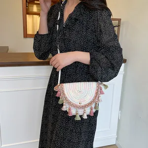 Boho halfronde strooien tas met kleurrijke kwastjes en dunne schouderriem