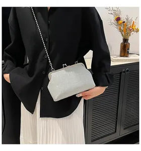 Détail de la pochette à paillettes argentées avec cadre en métal et bandoulière