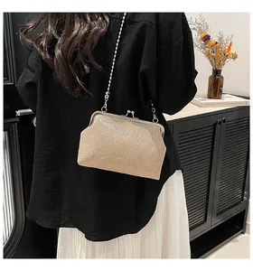 Détail du sac de soirée pailleté champagne avec fermoir vintage et bandoulière chaîne