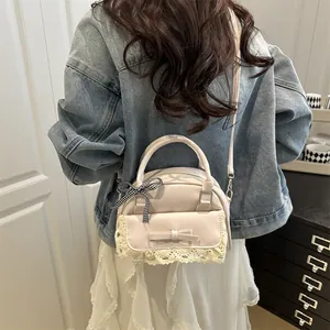 Stijlvolle beige mini vierkante crossbody tas met kant en strikdetails voor damesmode