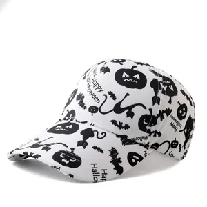Détail de l'imprimé Happy Halloween sur casquette blanche avec citrouilles et chauves-souris