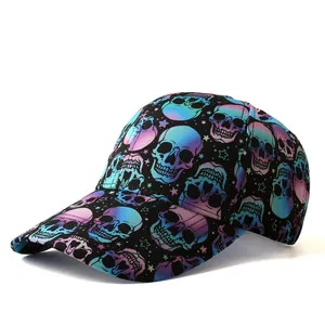 Détail de la casquette de baseball Halloween noire avec imprimé crâne dégradé coloré