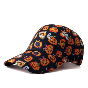 Détail d'une casquette de baseball noire avec imprimés d'Halloween et visière courbée