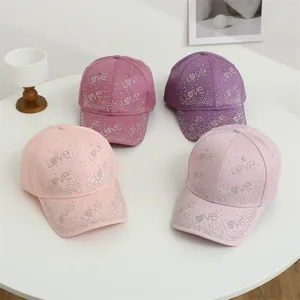Détails de quatre casquettes de baseball colorées avec logo Love étincelant en strass