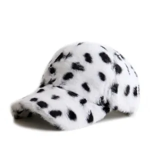 Gros plan sur la casquette de baseball en fausse fourrure douce avec motif léopard