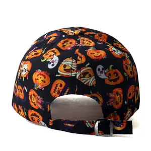 Détail de la boucle en métal et motifs de citrouille d'Halloween sur casquette noire