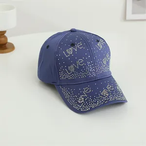 Détail de strass en cristal et de l'inscription LOVE sur une casquette de baseball bleu marine