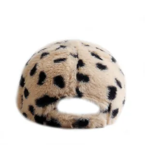 Casquette de baseball d'hiver en fausse fourrure à imprimé léopard avec texture peluche