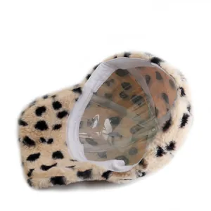 Détail de la casquette léopard en peluche avec bandeau intérieur et support plastique