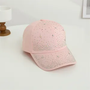 Detail der rosa Baseballkappe mit funkelnden Strasssteinen und Sternkristalldekor