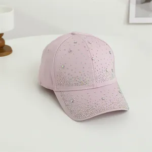Detailansicht der rosa Baseballkappe mit funkelnden Strasssteinen und silbernen Sternen