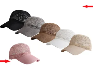 Dettaglio dei cappellini da baseball in maglia a rete in sei colori estivi