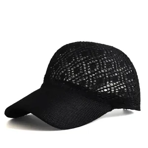 Dettaglio del berretto in pizzo nero con mesh traspirante e motivo a maglia traforata
