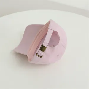 Berretto rosa vista posteriore con cinturino regolabile e fibbia in metallo bronzo