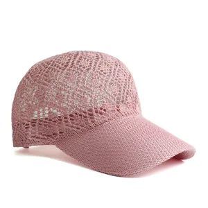 Dettaglio cappellino da baseball rosa chiaro all'uncinetto con ricami geometrici traforati
