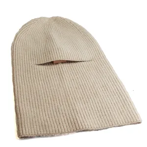 Detail van een beige geribbelde bivakmuts met warme thermische textuur en oogopening