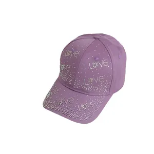 Casquette de baseball violette à strass avec lettrage Love argenté et motifs en cristaux
