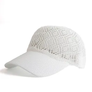 Dettaglio cappellino da baseball in pizzo bianco con maglia traspirante e traforata