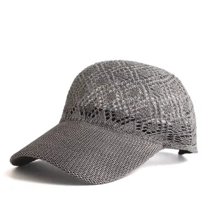 Dettaglio della maglia a rete grigio scuro traspirante di questo berretto da baseball