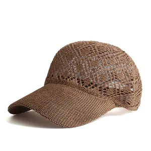 Dettaglio del cappellino da baseball all'uncinetto marrone caffè con motivo traspirante