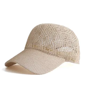 Dettaglio del motivo a maglia traforata beige del cappellino da baseball traspirante