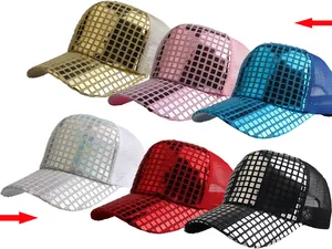 Detailoverzicht van zes kleurrijke pailletten baseballcaps met reflecterend ruitpatroon