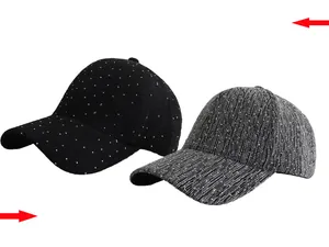 Détail de casquettes de baseball noires et grises avec strass brillants et textures