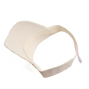 Détail de la visière beige réglable avec bande velcro et bord large pour la protection solaire