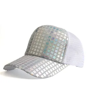 Detail van holografische pailletten rasterpatroon en wit ademend mesh op de honkbalpet