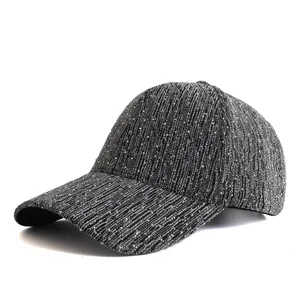 Gros plan sur la texture pailletée argentée d'une casquette de baseball noire pour femme