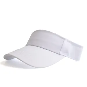 Détail de la visière en coton blanc avec coutures renforcées et design ouvert respirant