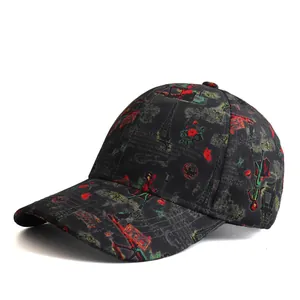 Primer plano de gorra de béisbol con estampado vintage de París y detalles florales