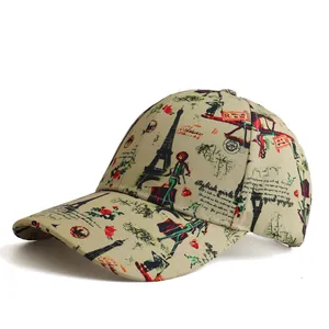 Detalle de la gorra caqui con estampados de la Torre Eiffel y estructura de seis paneles