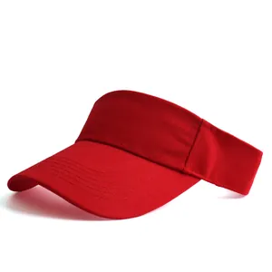 Détail d'une visière pare-soleil rouge avec coutures renforcées sur le large bord