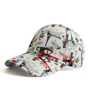 Detalle del estampado vintage de París y las costuras en la gorra de béisbol blanca