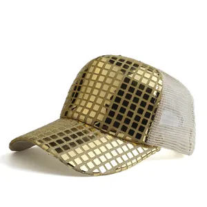 Detail van gouden pailletten baseballcap met spiegelvierkanten en witte mesh achterkant