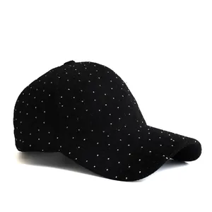 Casquette de baseball noire pour femme ornée de strass argentés vue de 45 degrés
