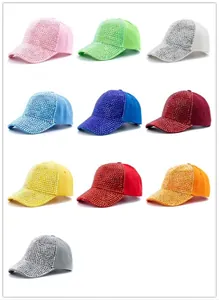 Vista detallada de gorras de béisbol de colores con adornos de diamantes de imitación